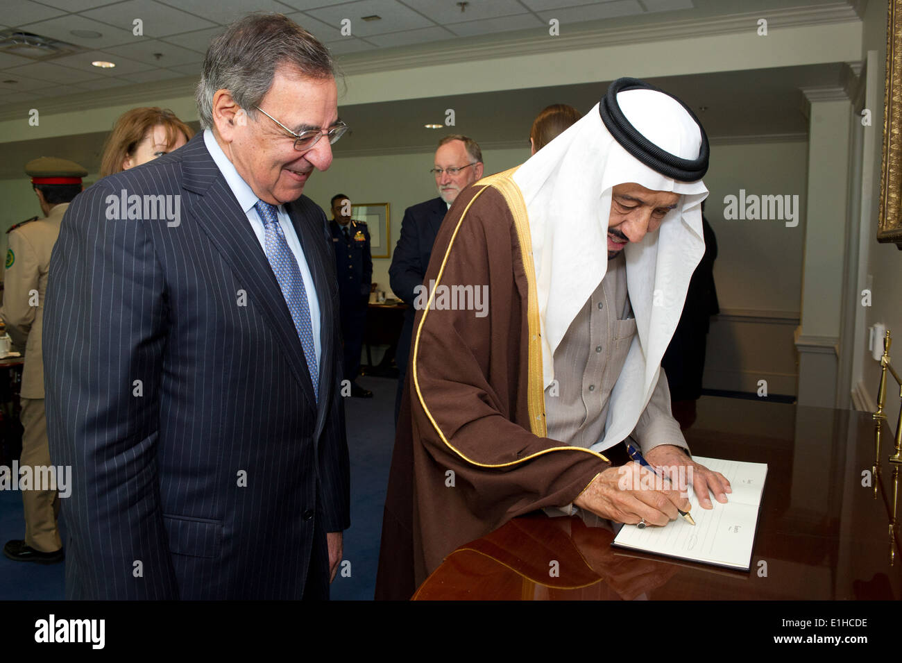 E.-Verteidigungsminister Leon Panetta, Uhren links, Saudi-arabischen Minister der Verteidigung Prinz Salman bin Abdul-Aziz Al Saud s Stockfoto