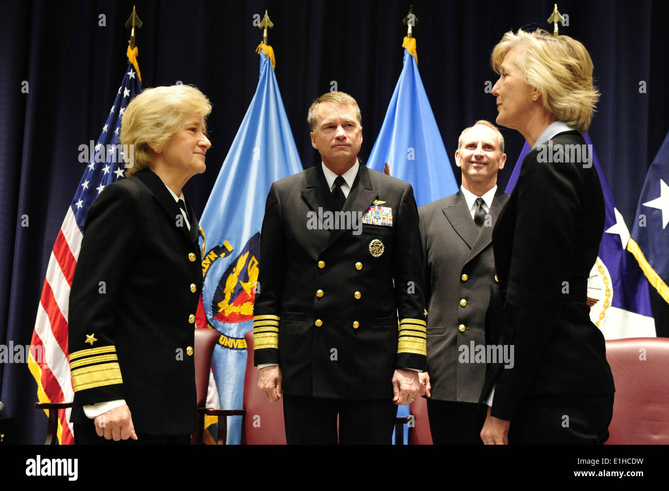 Botschafter Nancy McEldowney, rechts, Senior Vice President der National Defense University, übernimmt die Präsidentschaft der Stockfoto