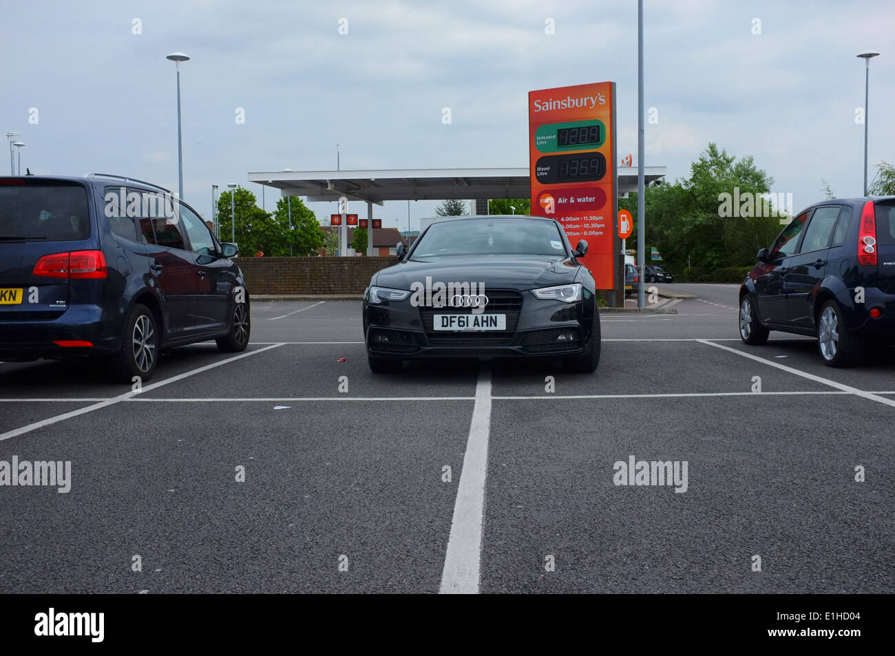 schlechte Parkmöglichkeiten in einem Supermarkt-Parkplatz Stockfoto
