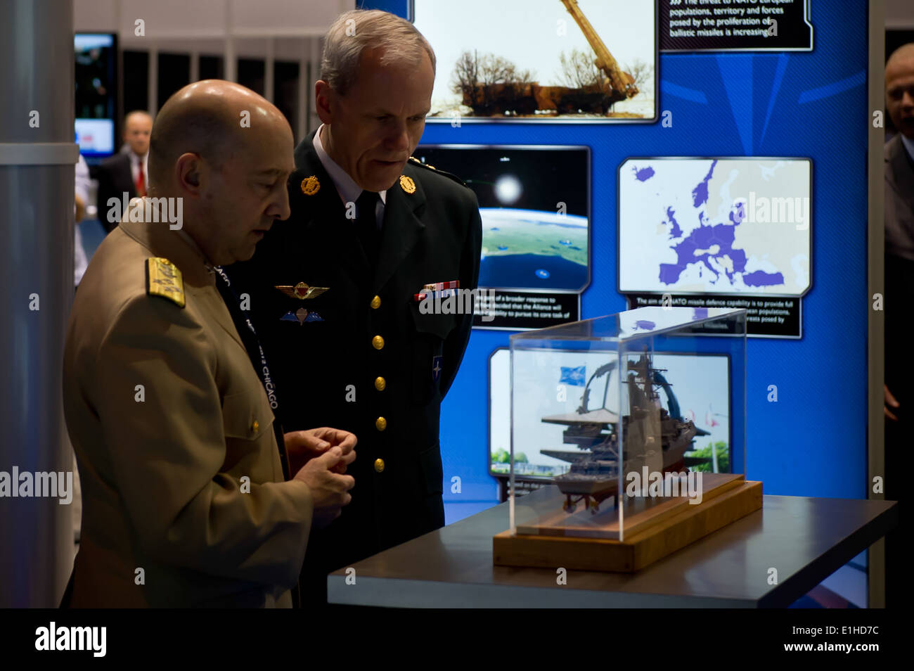 US Marine Admiral James Stavridis, links der NATO Supreme Allied Commander Europe und dänische Armee General Knud Bartels, Vorsitzender o Stockfoto