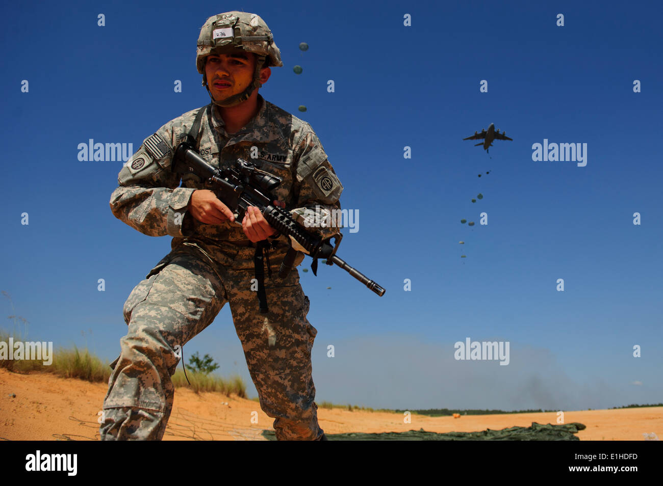 US Armee Sgt. Jonathan Post, Headquarters und Headquarters Company, 2. Bataillon, 224. Aviation Regiment zugewiesen, Spaziergänge Stockfoto