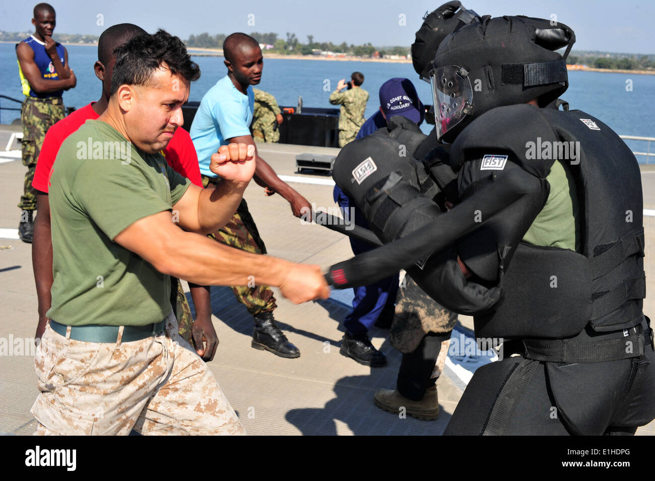 US Marine Corps SGT Oscar Crespo Gallegos, zeigt links, einen Schlagstock Seite Streik auf Lance Cpl. Zachary Hornady während Instrumente Stockfoto