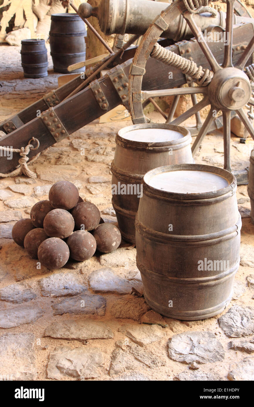 Fässer Schießpulver mit steinernen Kanonenkugeln Stockfoto