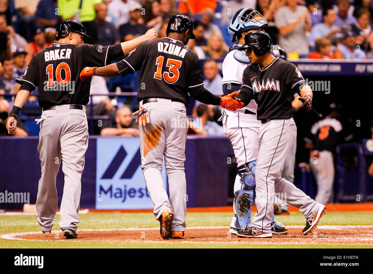 4. Juni 2014 - St. Petersburg, Florida, USA - wird VRAGOVIC | ZEITEN. Miami Marlins zweiter Basisspieler Donovan Solano (17), links, punktet zweiter Basisspieler Jeff Baker (10) und Center Fielder Marcell Ozuna (13) mit einen Home Run im dritten Inning von Miami Marlins gegen die Tampa Bay Rays im Tropicana Field auf Mittwoch, 4. Juni 2014. (Kredit-Bild: © Willen Vragovic/Tampa Bay Times/ZUMAPRESS.com) Stockfoto