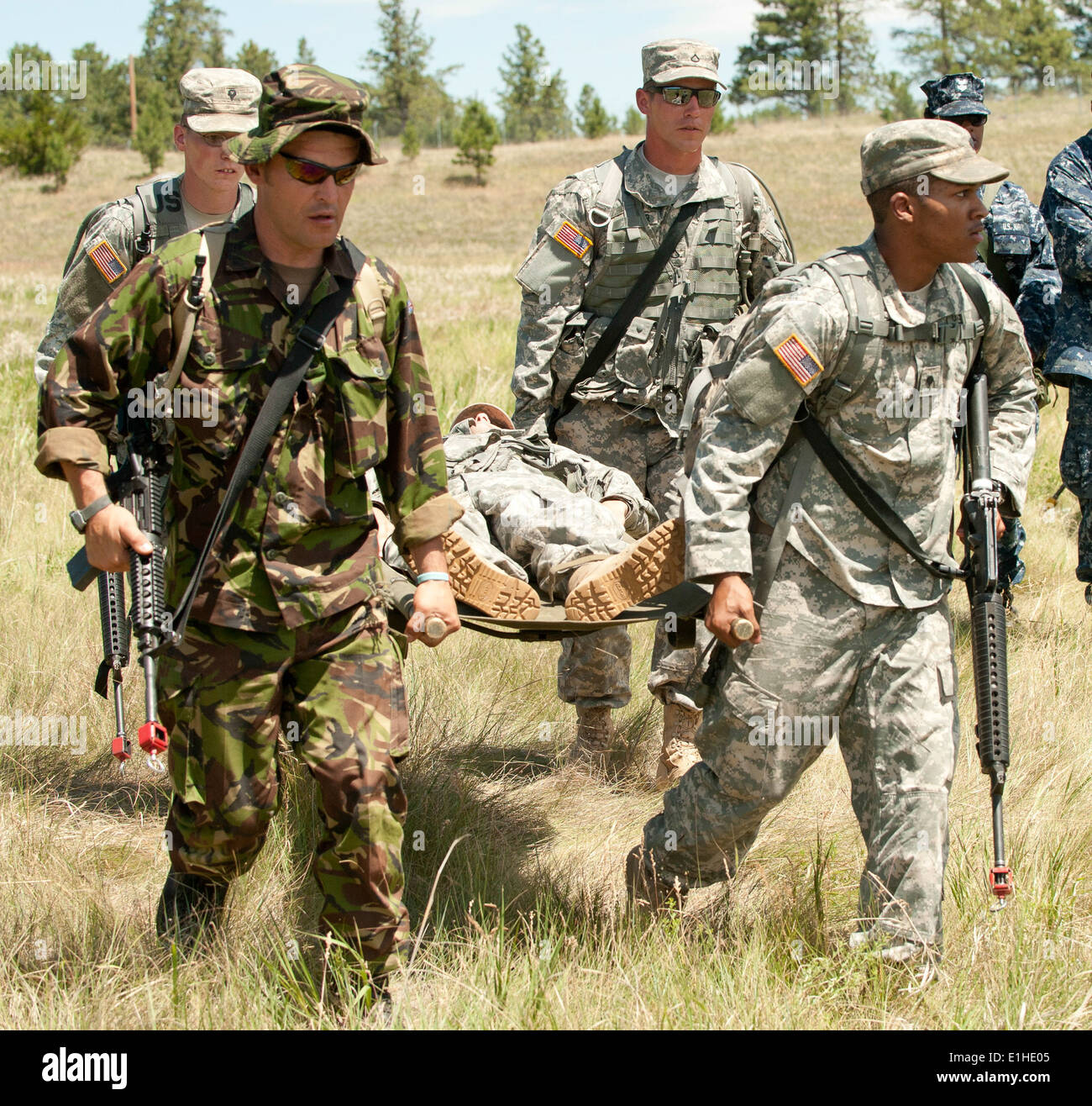 US-Soldaten mit dem 486th Ingenieur-Unternehmen und ein Soldat mit der British Army Corps of Royal Engineers Stockfoto