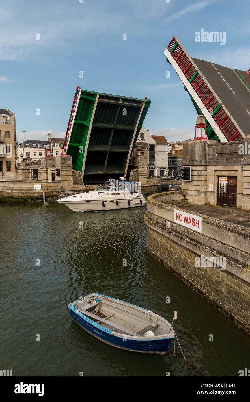 Weymouth Straßenbrücke öffnen für den Seeverkehr Stockfoto