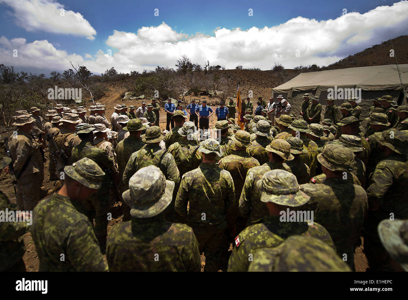 Canadian Chef der Verteidigung Staff General Walter Natyncznyk, Zentrum Hintergrund, spricht mit kanadischen Soldaten und US-Marines Juli 21 Stockfoto