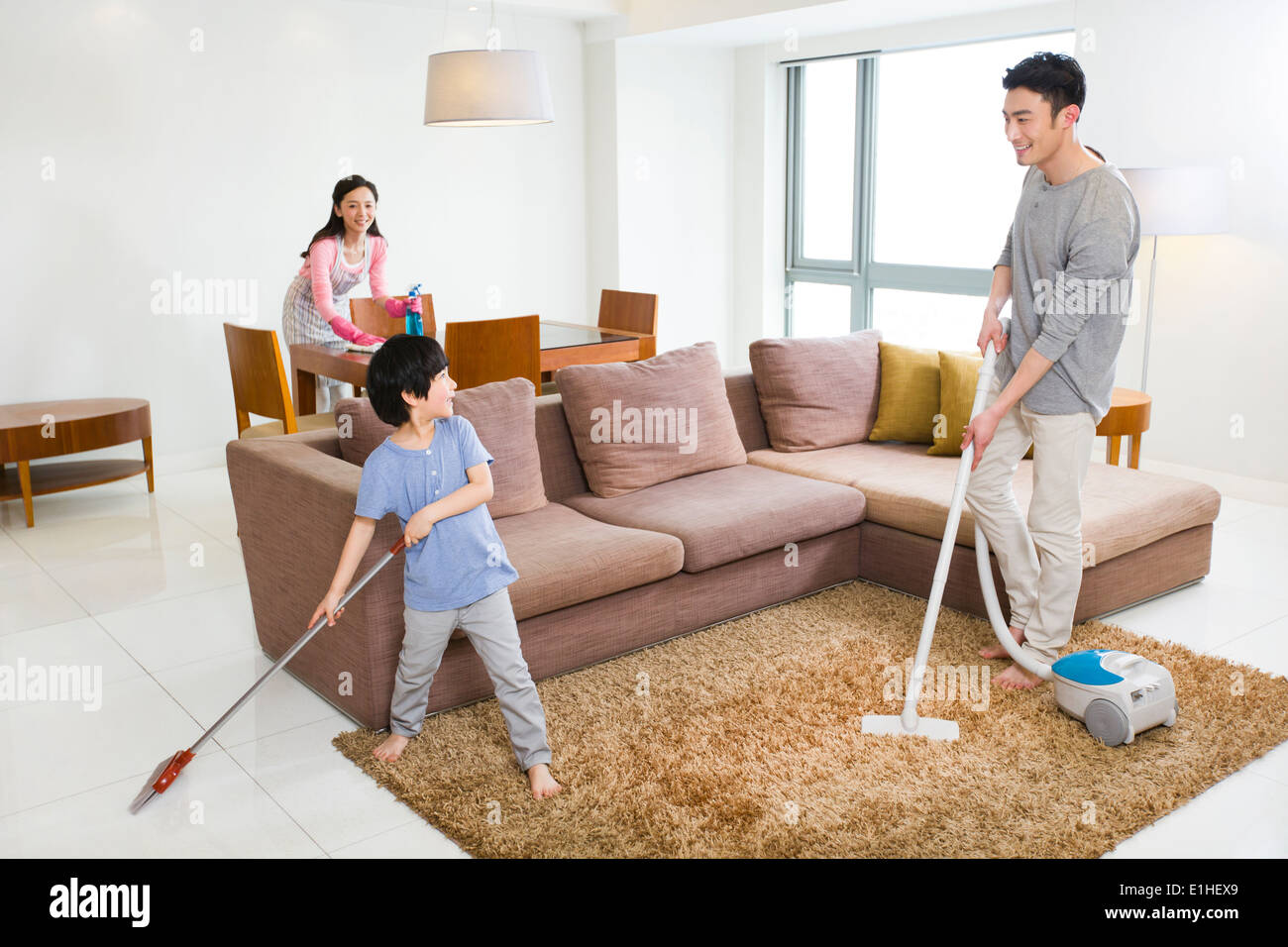 Glückliche Familie tun Hausarbeiten zu Hause Stockfoto