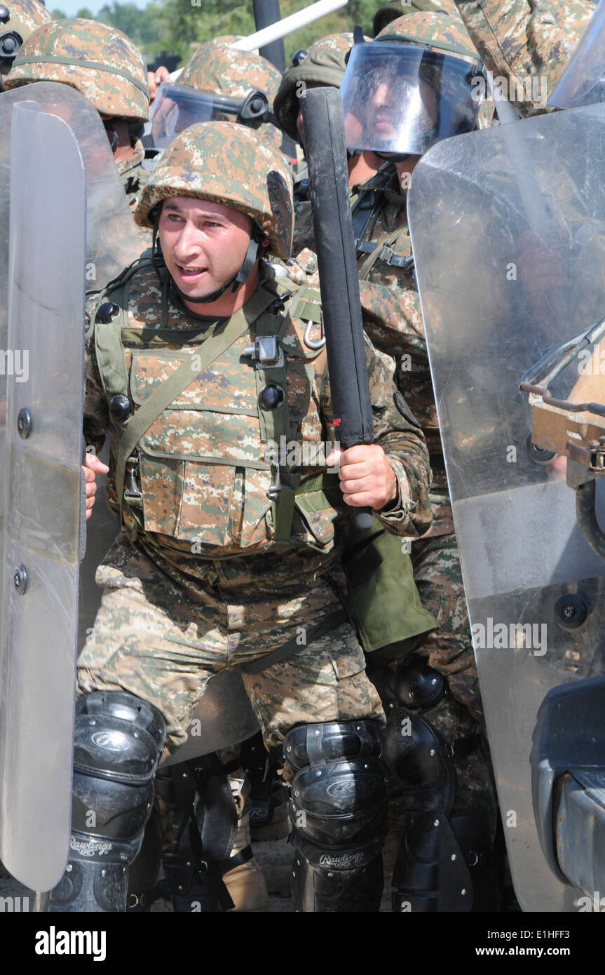 Armenische Soldaten vorwärtsstreben, um einen mock Aufstand während der Kosovo Force (KFOR) 16 Mission Rehearsal Übung 21. August 2012 zu beenden, Stockfoto