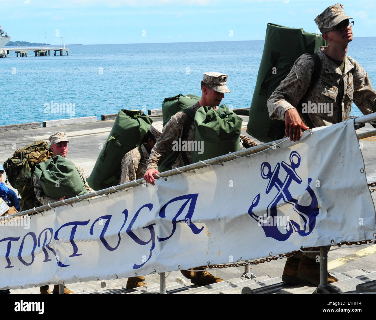 US-Marines mit dem 31. Marine Expeditionary Unit begeben sich die amphibischen Dock Landungsschiff USS Tortuga (LSD 46) 21. August 2012 Stockfoto