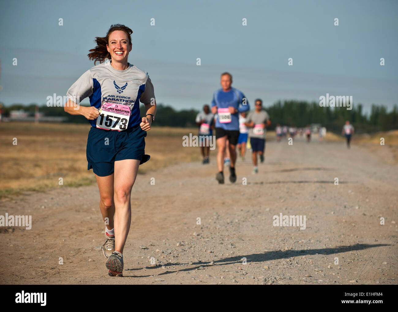 Major Cynthia Kearley läuft während der Air Force-Marathon am Transit Center Manas, Kirgisistan, 15. September 2012. Die Teilnehmer Stockfoto