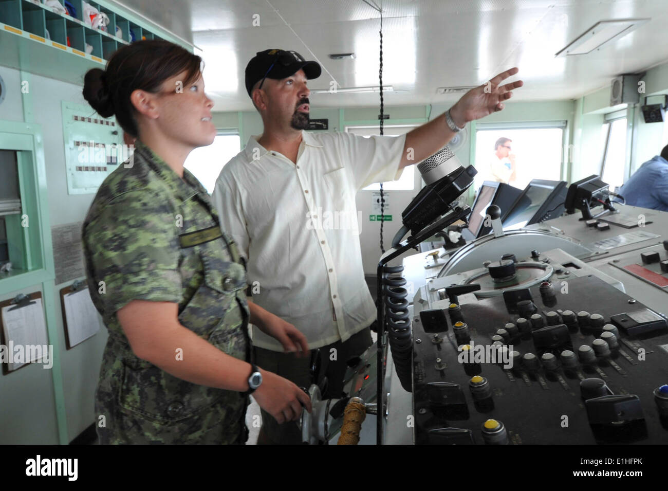 Royal Canadian Navy Lt. Terri McTavish erhält an Bord nautische Ausbildung an der Spitze von zivilen Mariner Tom Simmonson Stockfoto