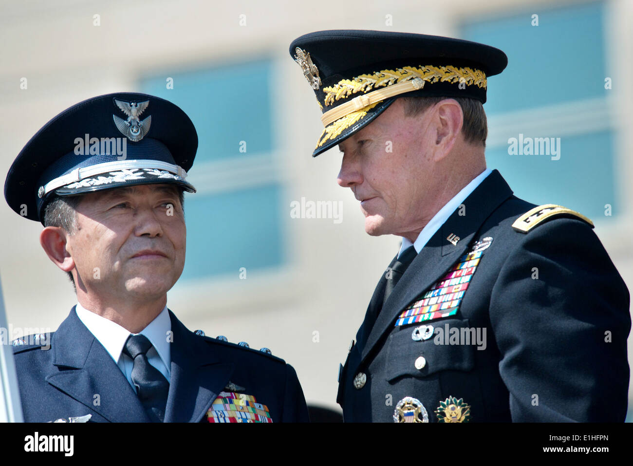 US Army General Martin E. Dempsey, Recht, der Vorsitzende der Joint Chiefs Of Staff, steht mit Japan Air Self-Defense Force Ge Stockfoto