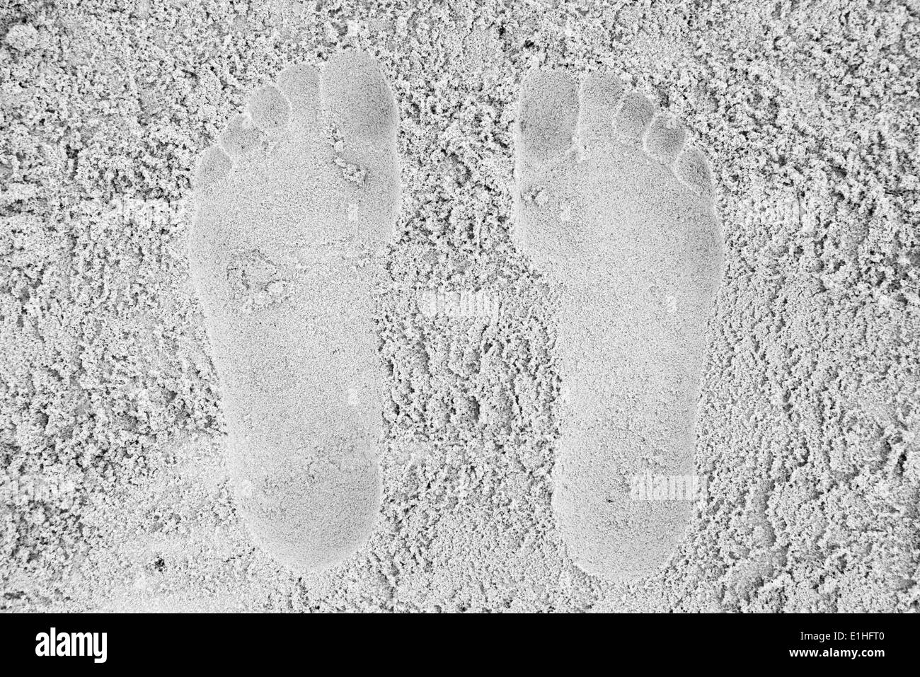 Mann die Spuren im weißen Sand am Strand Stockfoto