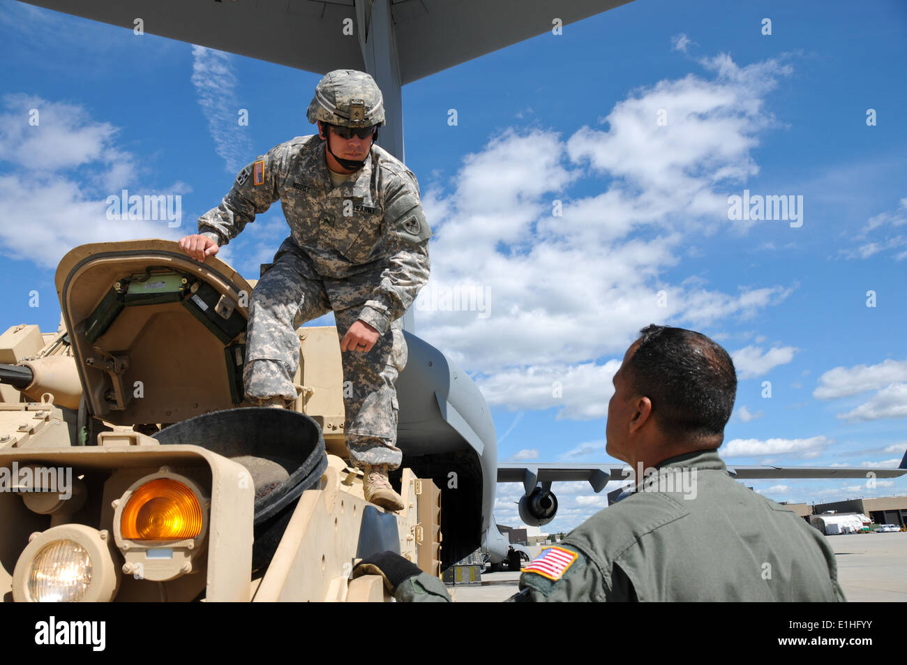 Ein US-Soldat, links, mit der 5. Staffel 15. Kavallerie-Regiment erhält Anweisungen von einer Luftwaffe Loadmaster mit laden Stockfoto
