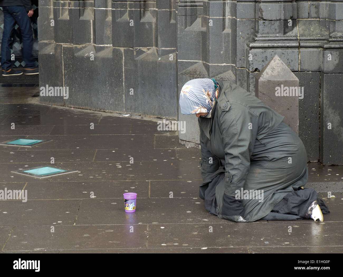 Frau betteln Dom Köln Stockfoto