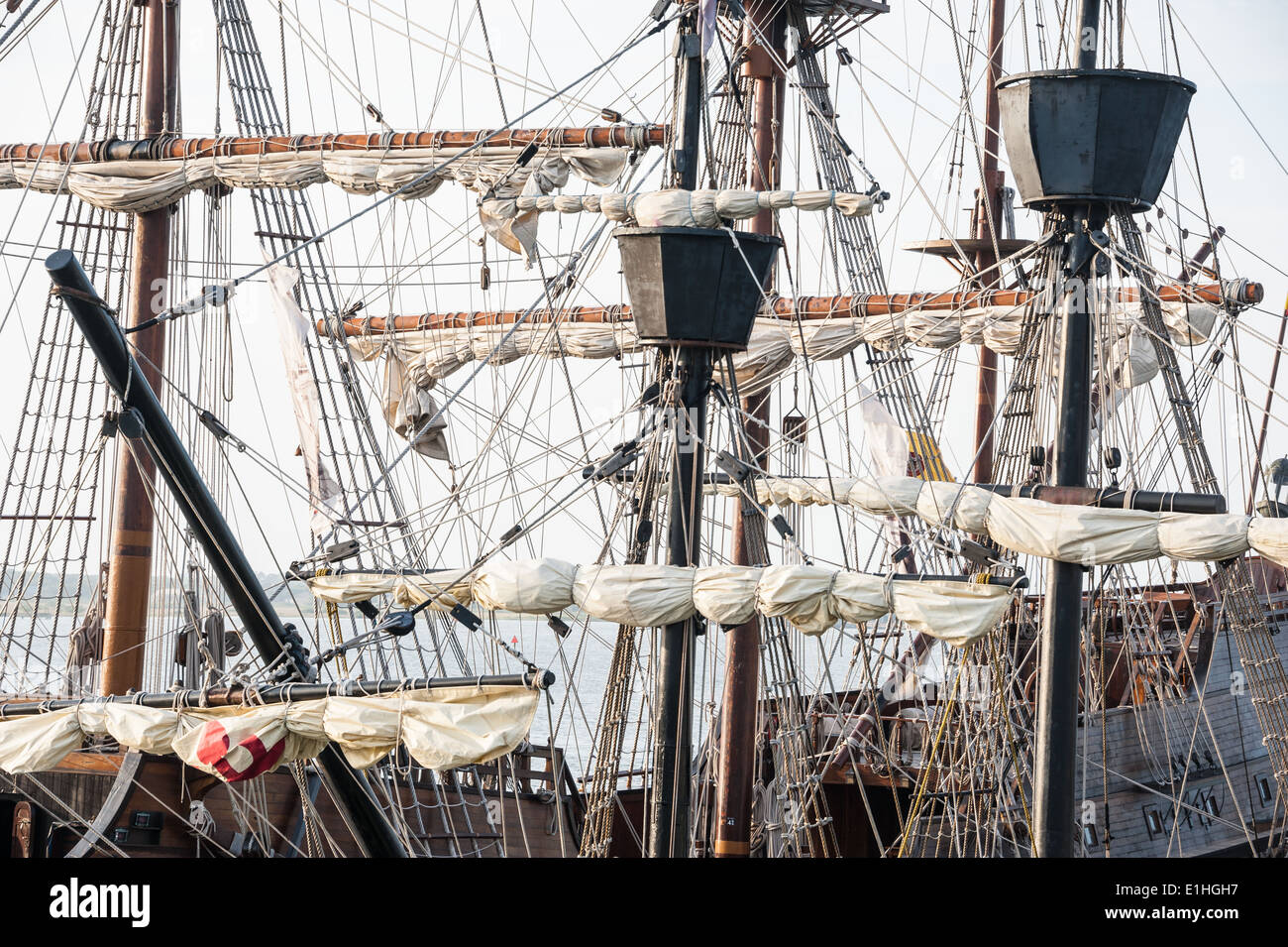 Rigging und Crow die Nester von einem Großsegler angedockt in Matanzas Bay in St. Augustine, Florida, USA. Stockfoto