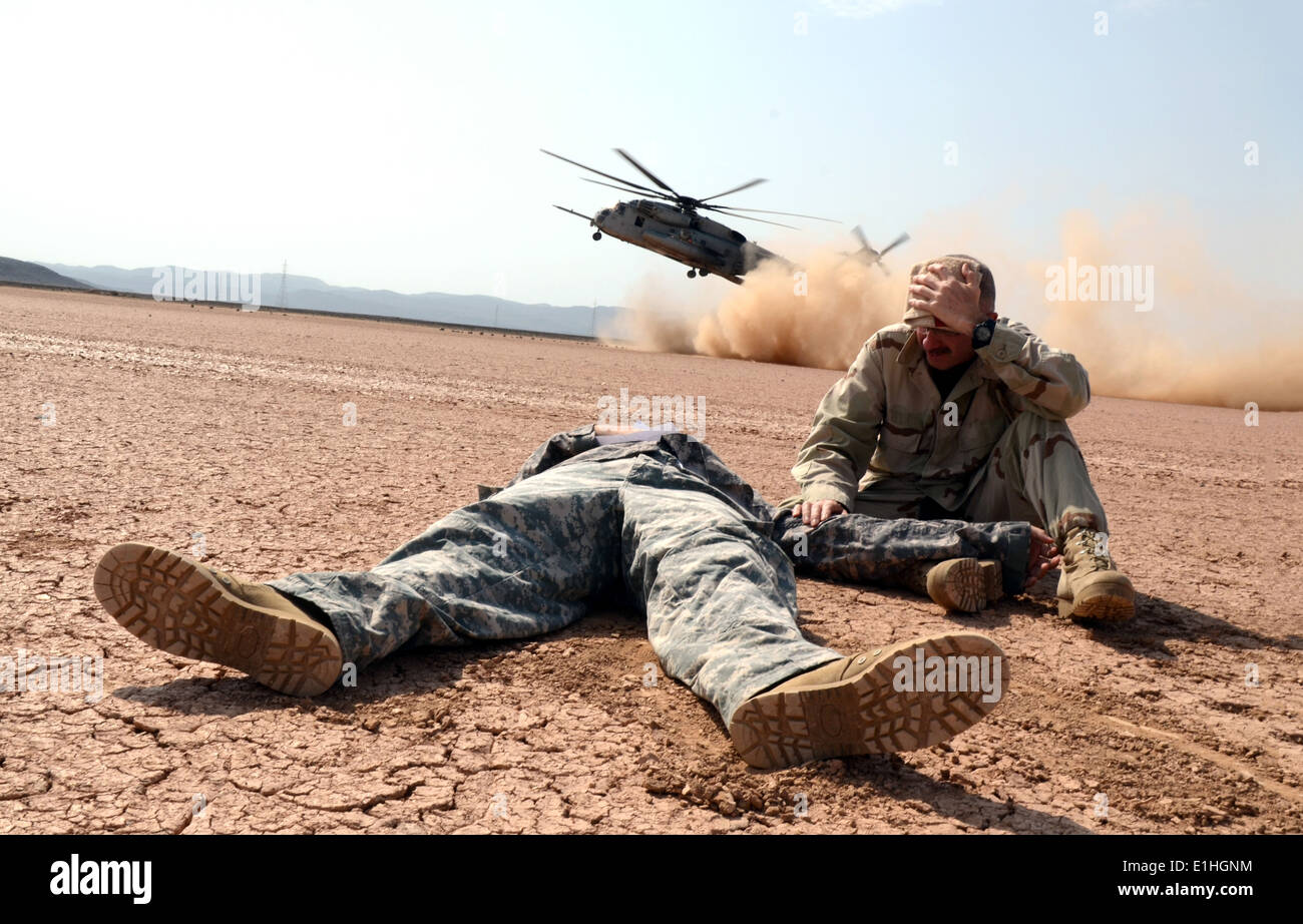 US-Militärangehörige Rollenspiel als Unfallopfer Rettung 25. September 2012, während Mass Casualty Übung 12-1 in Erwartung Stockfoto