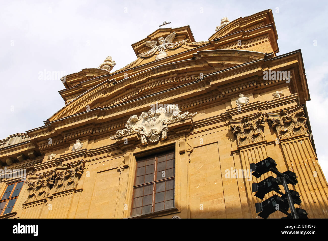 Skulptur Zusammensetzung am Gebäude des Gerichtshofs der Gerechtigkeit auf der Piazza San Firenze, Florenz, Italien Stockfoto