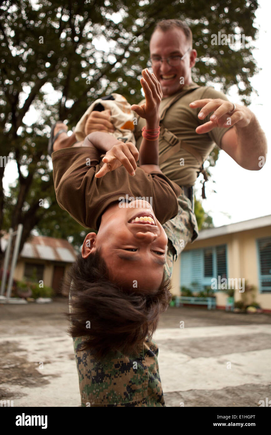 US Marine Corps Staff Sgt Timothy Davis, zugewiesen, Marine Wing Support Squadron (MWSS) 172, spielt mit einem philippinischen Studenten Stockfoto