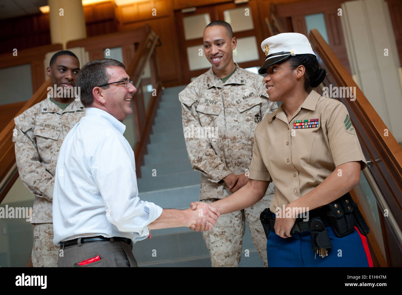 Deputy Secretary Of Defense Ashton B. Carter, Mitte links, Gespräche mit US-Marines, die US-Botschaft in Kuwait-Stadt zugewiesen, Stockfoto