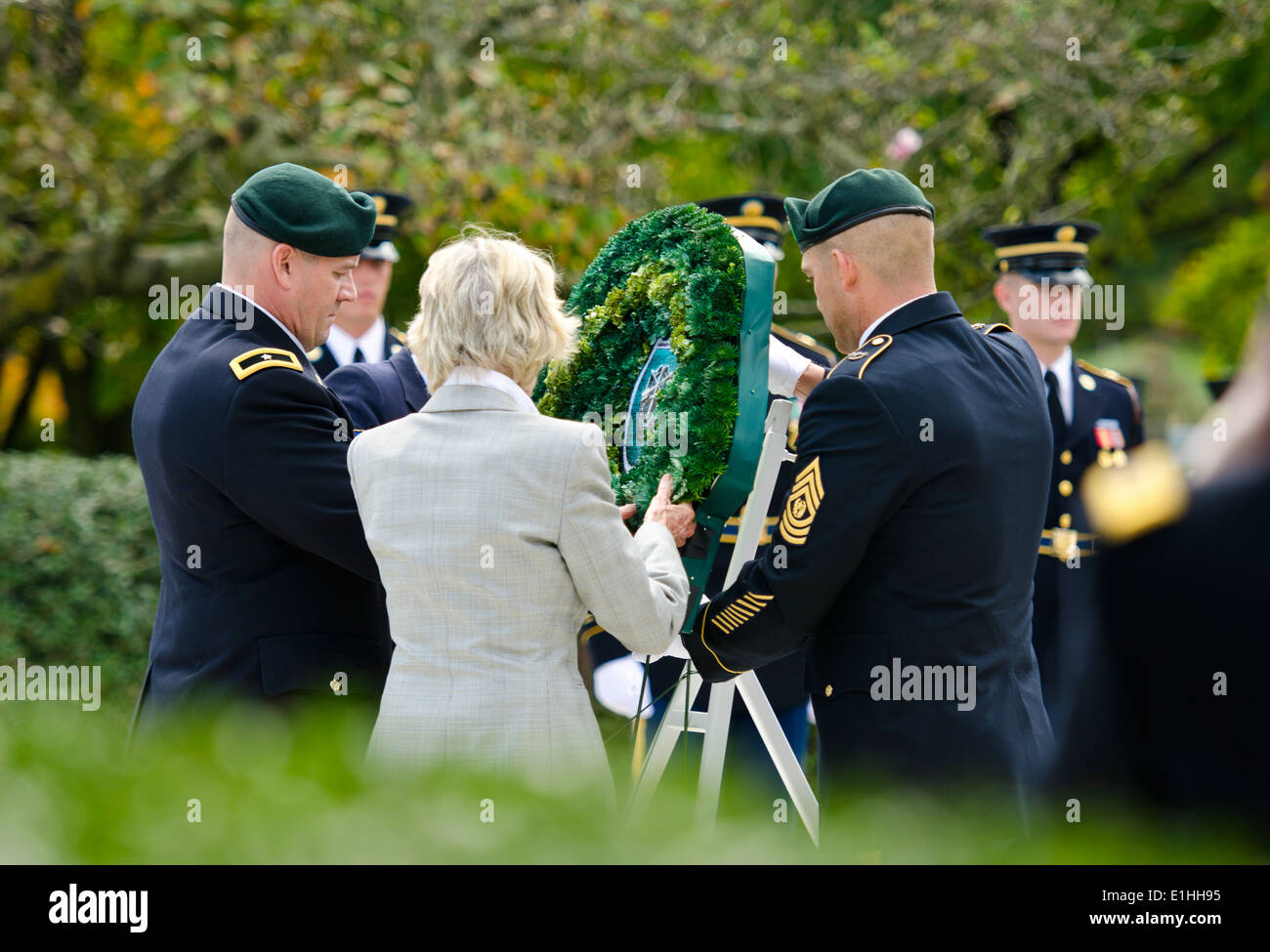 Botschafter Jean Kennedy Smith (Mitte), Michael Sheehan, der Assistant Secretary Of Defense für spezielle Operationen und Low-Inte Stockfoto