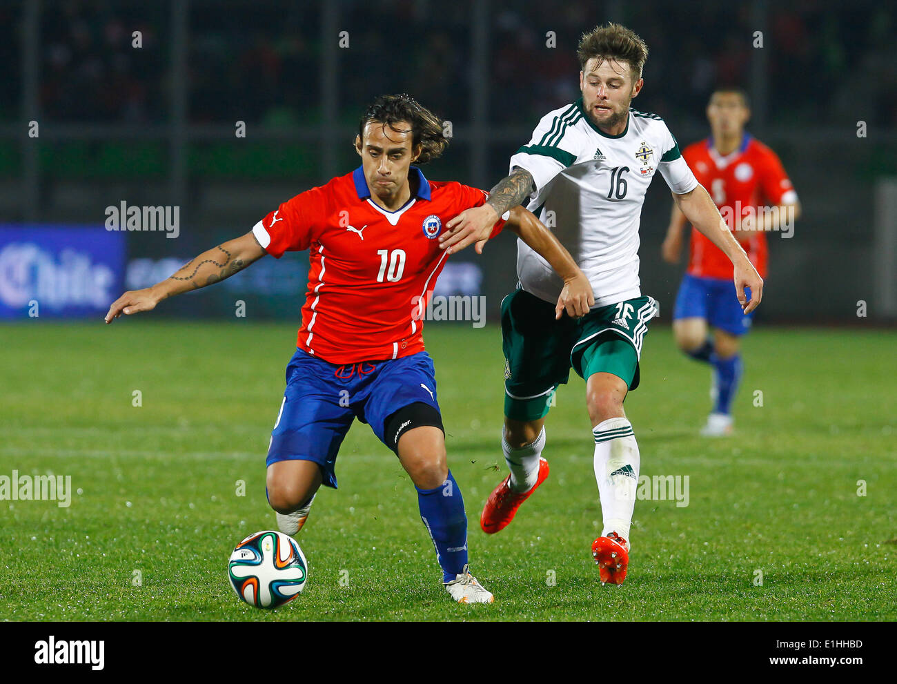 Valparaiso, Chile. 4. Juni 2014. Chiles Jorge Valdivia (L) wetteifert um den Ball mit Oliver Norwood Nordirland in einem Freundschaftsspiel vor der FIFA WM 2014, im Elias Figueroa Brander Stadion in Valparaiso, Chile, am 4. Juni 2014 statt. © Str/Xinhua/Alamy Live-Nachrichten Stockfoto