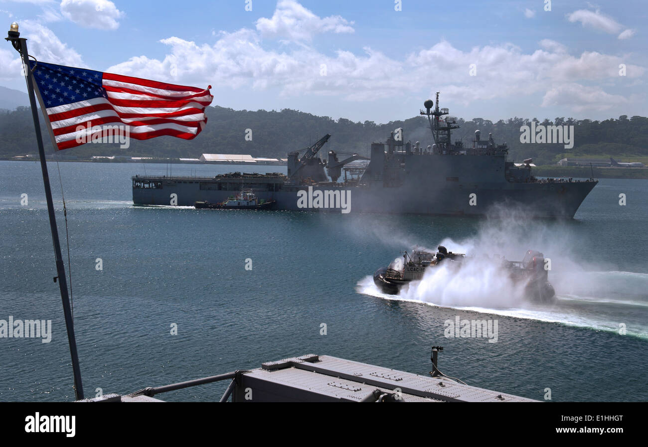 Amphibische Landung Schiff Dock vergeht USS Tortuga (LSD-46), Top, Landing Craft Luftpolster 10 wie Tortuga Subic Bay fährt Stockfoto
