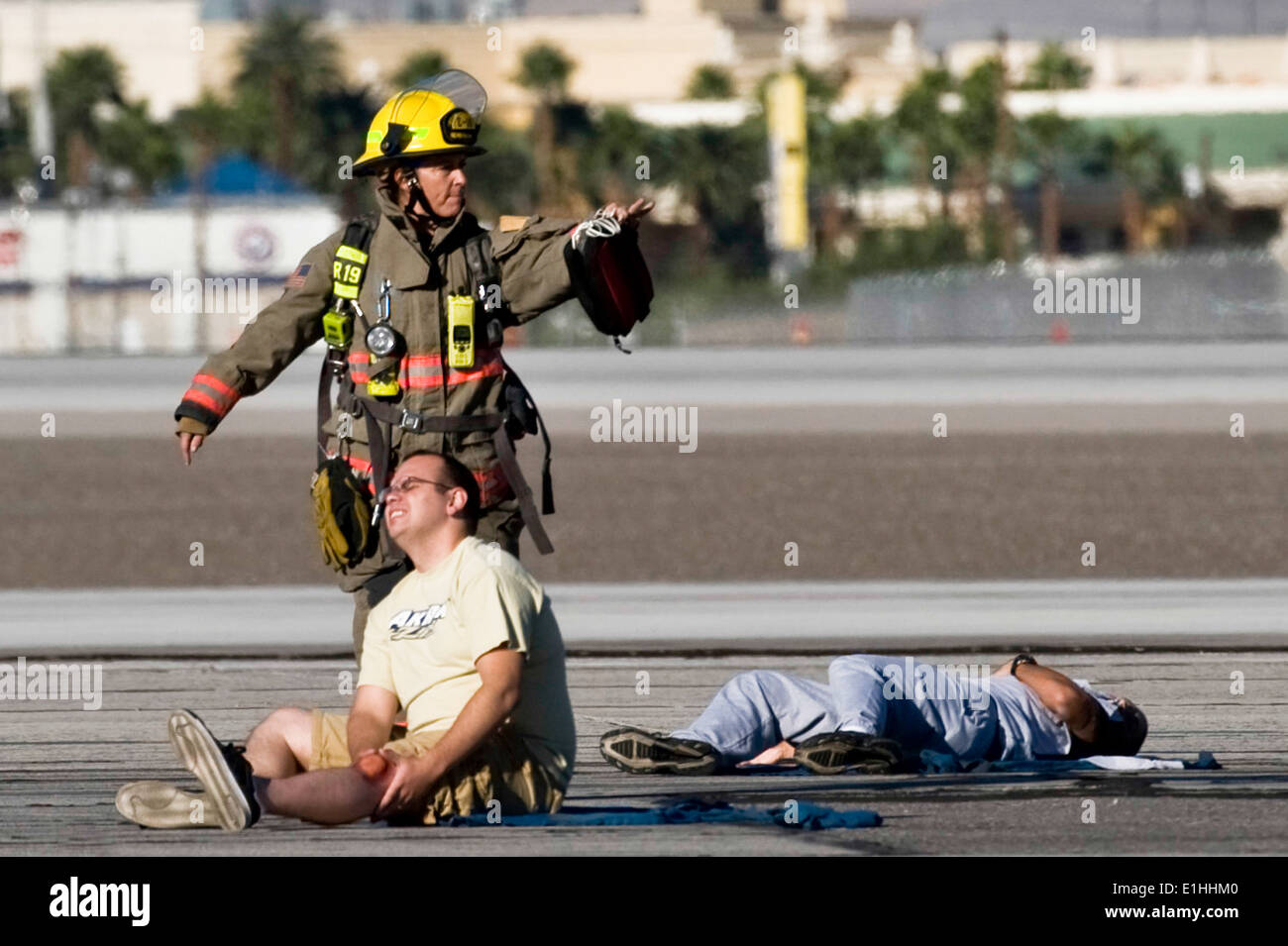 Ein Feuerwehrmann von Clark County Fire Department fordert Hilfe für ein Nellis Flieger handeln als ein Unfall während der 2012-Trie Stockfoto