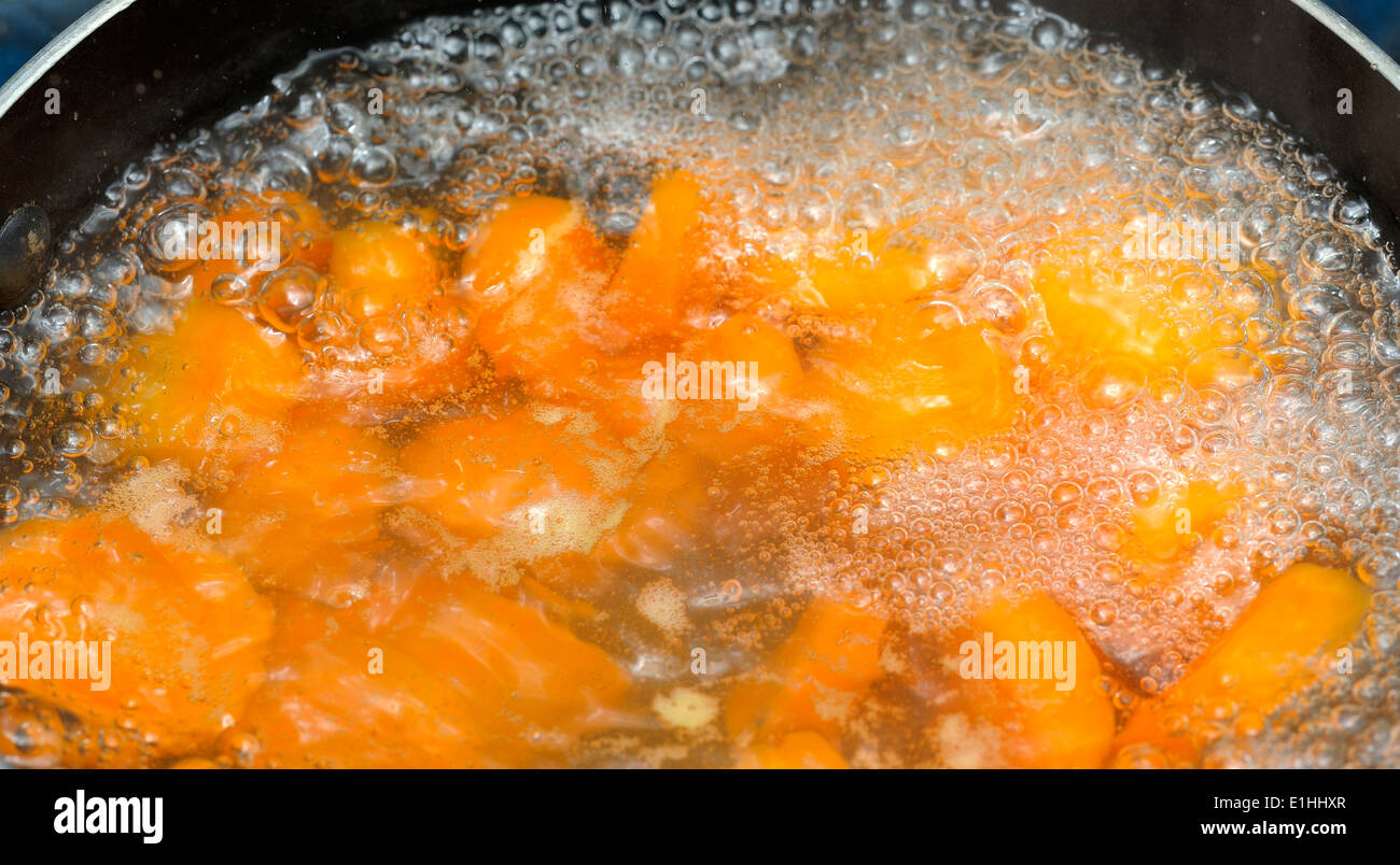 Karotten Kochen in einer Pfanne England uk Stockfoto
