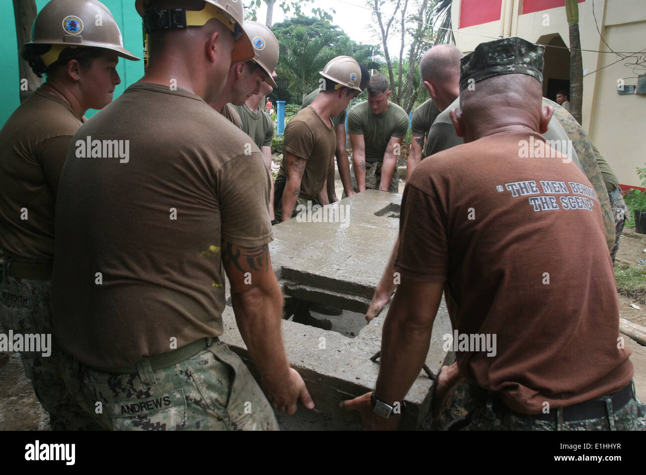 USA und Philippine Service-Mitglieder arbeiten zusammen, um eine Sickergrube in Tagburos Elementary School in Puerto Princesa, Phil bauen Stockfoto