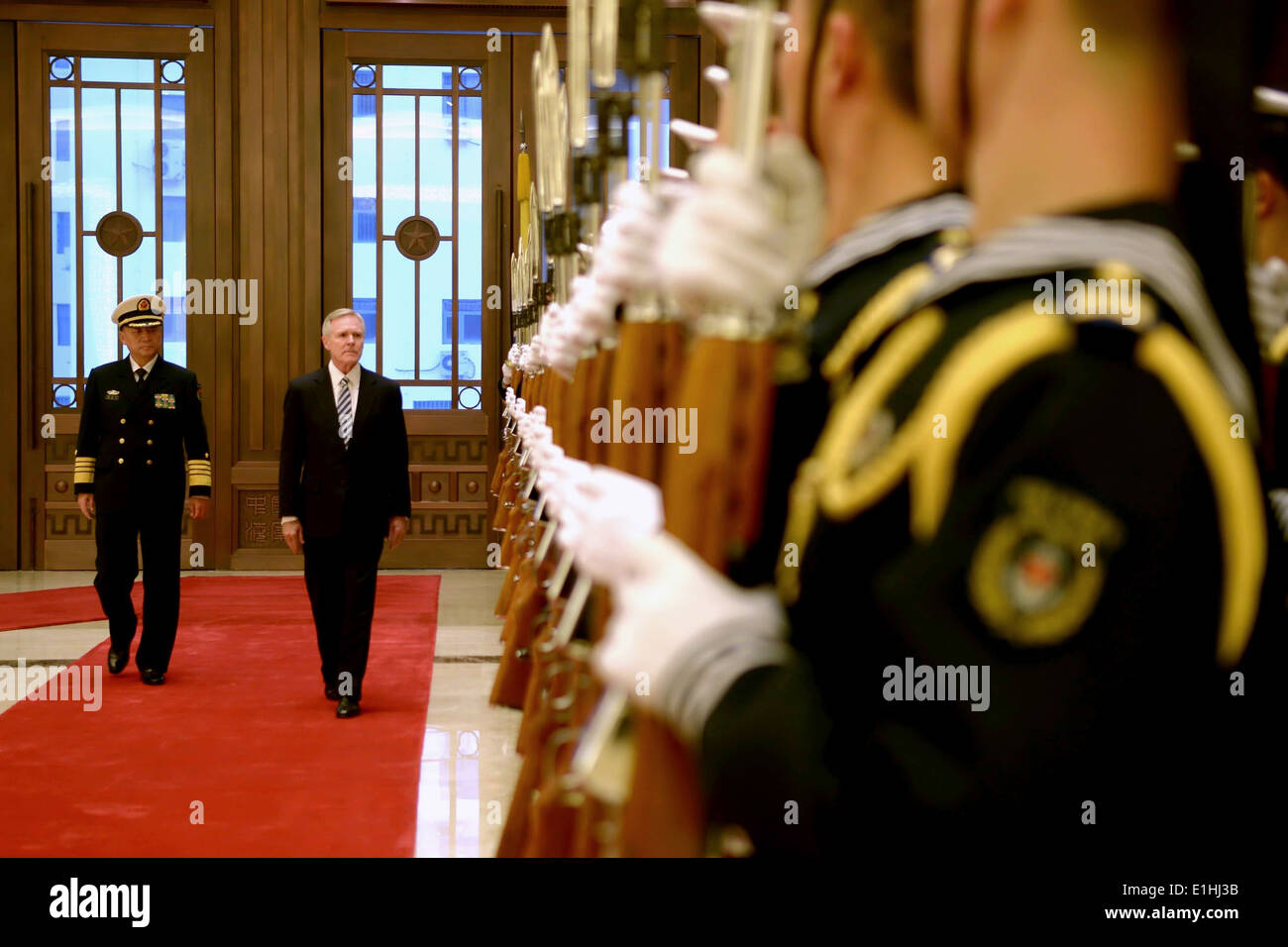 121127-N-AC887-001 BEIJING (27. November 2012) Secretary Of The Navy (SECNAV) die Honorable Ray Mabus chinesische Truppen in prüft sein Stockfoto