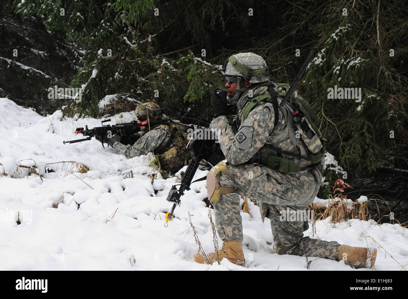 US-Armee Pfc William Tribuna und Sgt. Thomas Shorts aus dem 541st Ingenieur-Unternehmen ziehen Sicherheit während einer situativen traini Stockfoto