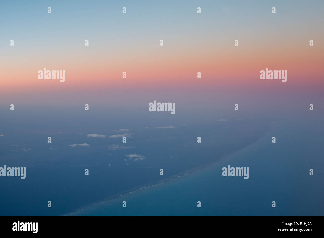 Sonnenaufgang über der Küste, aus der Luft gesehen Stockfoto