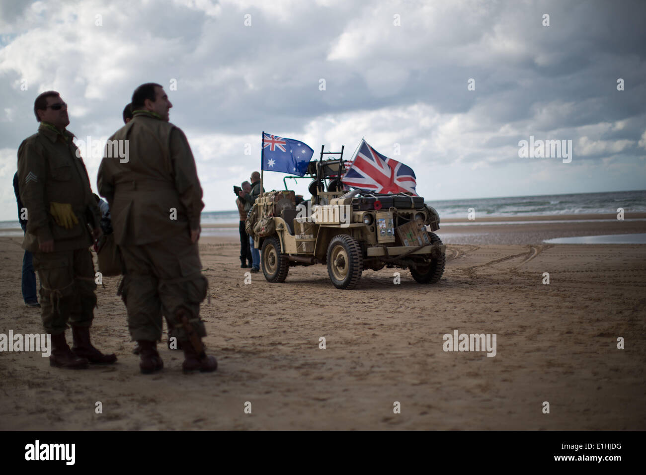 Vierville Sur Mer, Frankreich. 4. Juni 2014. Militäre-Enthusiasten kommen vor der d-Day-Jahr-Feier, ihr Hobby am Omaha Beach bei Vierville Sur Mer, Frankreich, 4. Juni 2014 zu frönen. Eine Zeremonie wird am 6. Juni 2014 anlässlich des 70. Jahrestages der d-Day Landung durch die Alliierten in Frankreich stattfinden. D-Day war der Beginn des Vorschusses in Europa führte zu der Niederlage Nazi-Deutschlands. Foto: MICHAEL KAPPELER/Dpa/Alamy Live News Stockfoto