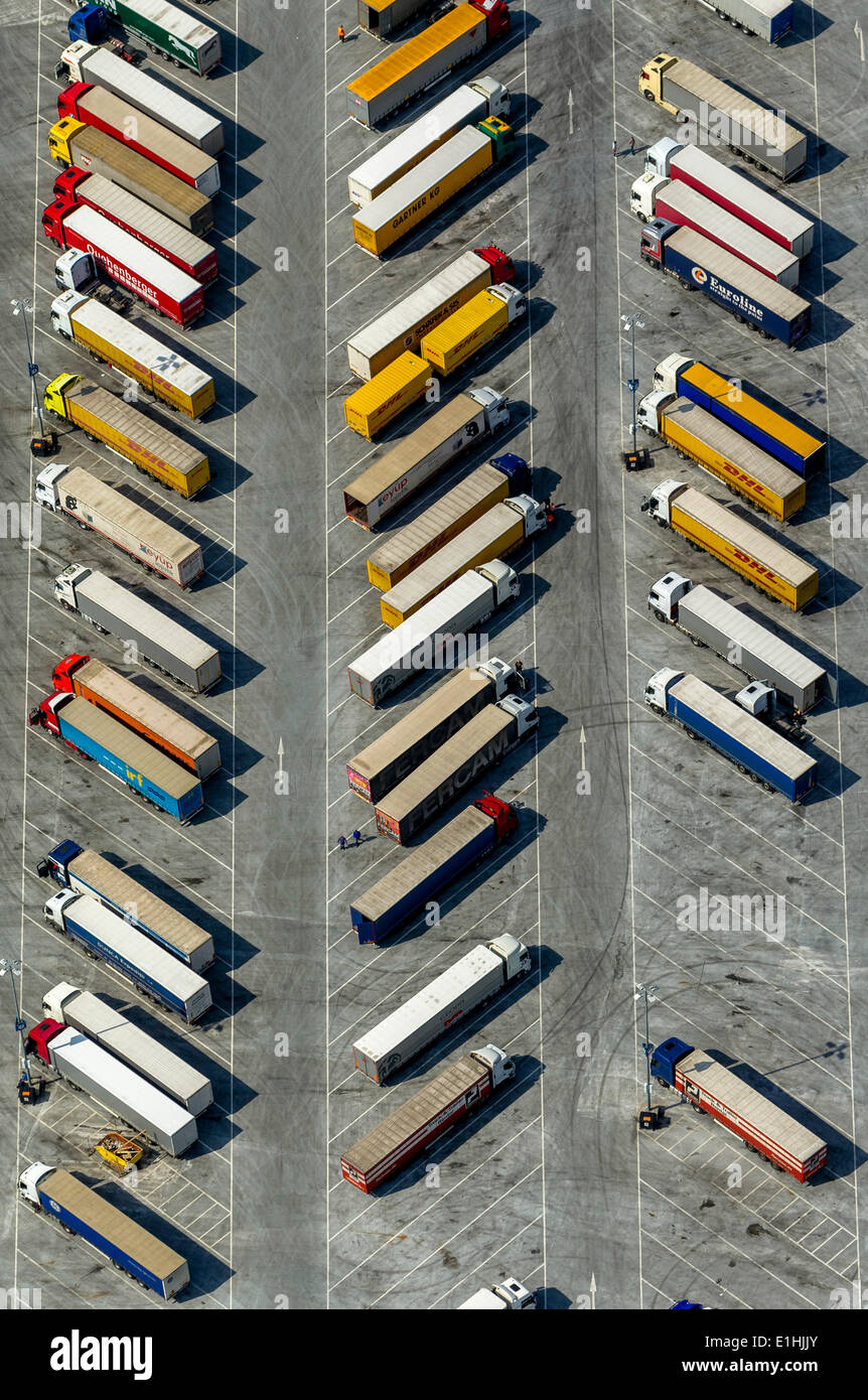 Luftaufnahme, LKW-Parkplatz bei IKEA Logistikzentrum Ellingshausen, Mengede, Dortmund, Ruhrgebiet, Nordrhein-Westfalen Stockfoto