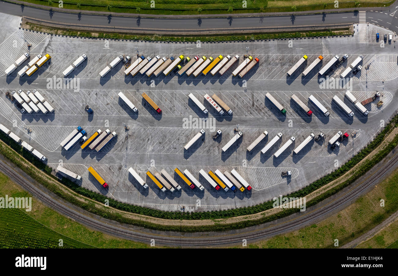 Luftaufnahme, LKW-Parkplatz bei IKEA Logistikzentrum Ellingshausen, Mengede, Dortmund, Ruhrgebiet, Nordrhein-Westfalen Stockfoto
