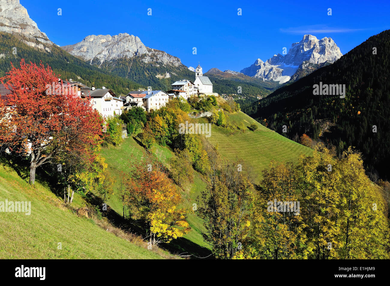 Colle Santa Lucia im Val Fiorentina Tal, Monte Pelmo Berg auf der Rückseite, Dolomiten, Provinz Belluno, Region Venetien Stockfoto