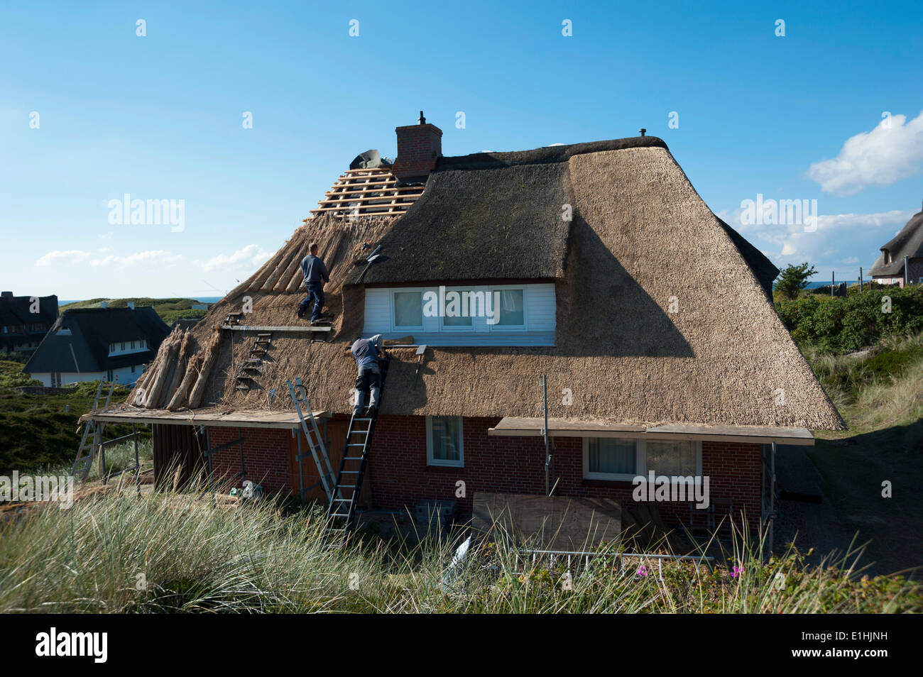 Dachdecker renovieren ein Strohdach, Rantum, Sylt, Norden Frisia, Schleswig-Holstein, Deutschland Stockfoto