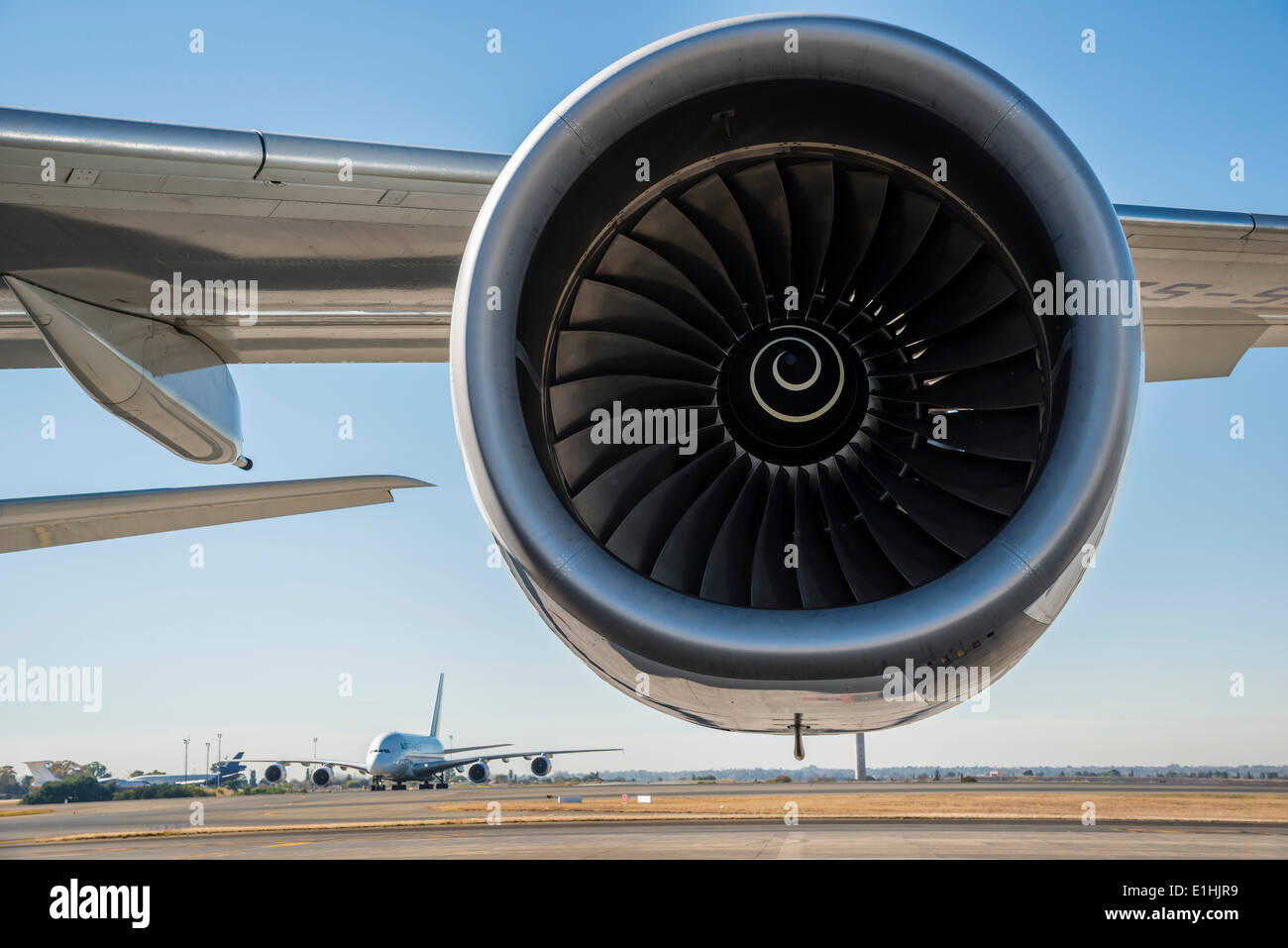 Jet-Engine, Airbus A340 Turbine, ein Airbus A380 auf einer Piste auf der Rückseite, Südafrika Stockfoto