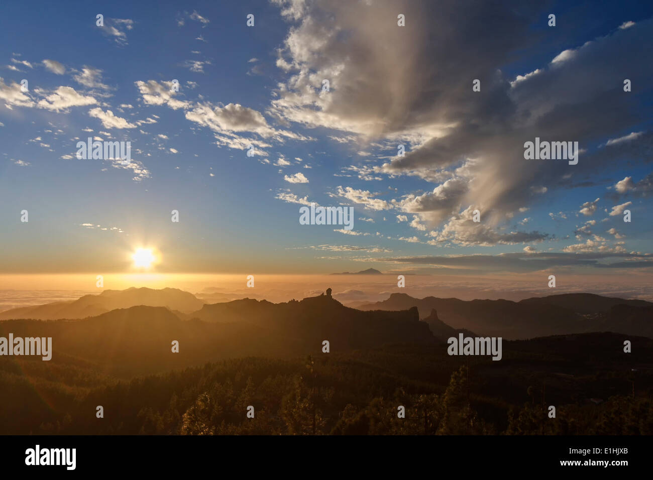 Blick vom Pico de Las Nieves auf Gran Canaria über Roque Nublo auf den Teide auf Teneriffa, La Culata, Risco Blanco Stockfoto