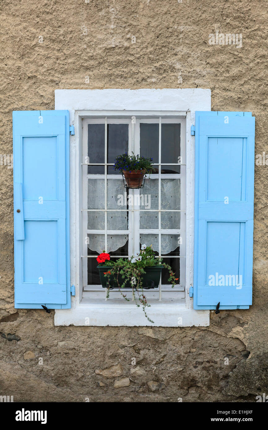 Fenster mit hellen blauen Fensterläden und Topfpflanzen, Prébois, Isère, Rhône-Alpes, Frankreich Stockfoto