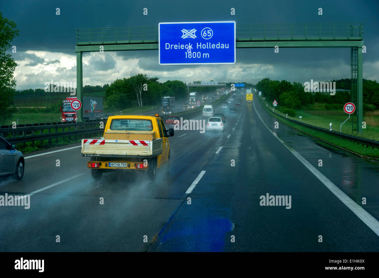 Verkehr bei starkem Regen und schlechter Sicht, Autobahn A9, in der Nähe von Pfaffenhofen, Upper Bavaria, Bavaria, Germany Stockfoto