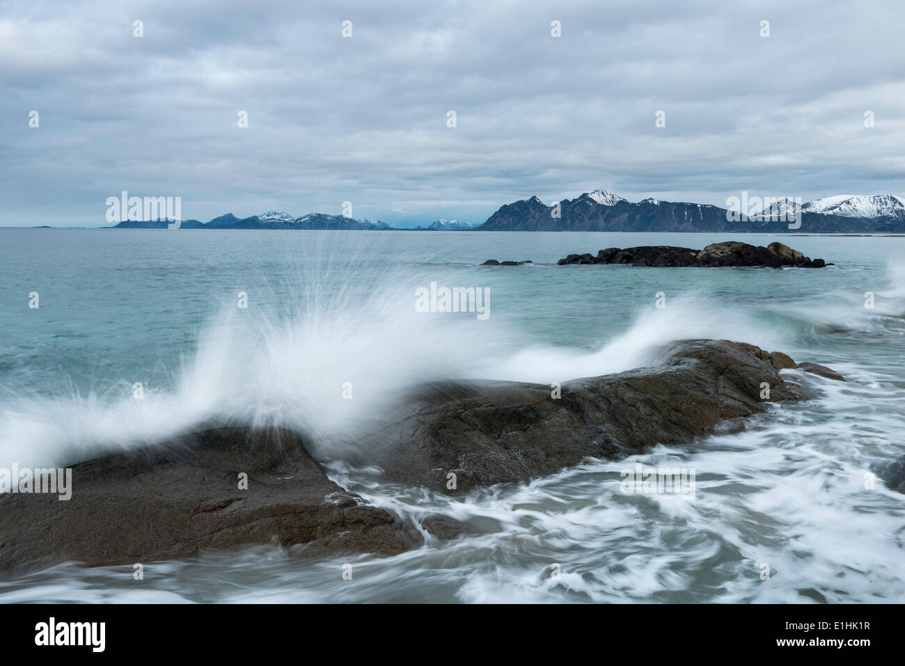 Wellen brechen sich am Felsen, Vågan, Lofoten, Norwegen Stockfoto
