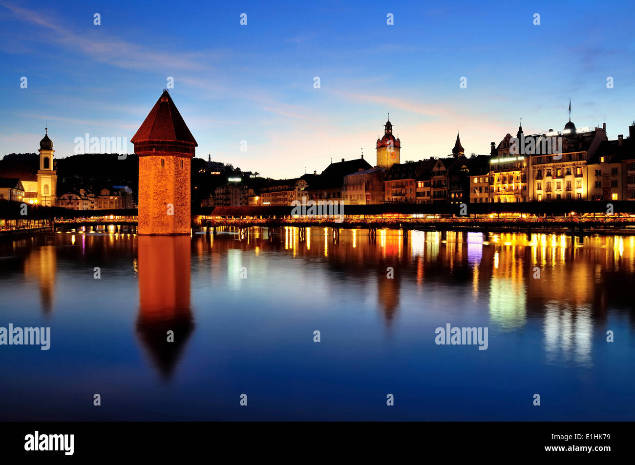 Altstadt von Luzern mit Brücke Kapellbrücke, Wasserturm und der Reuss in der Abenddämmerung, Luzern, Kanton Luzern Stockfoto