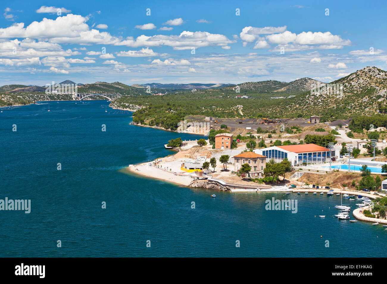 Krka Fluss-Ansicht von der Stadt Sibenik, Kroatien. Horizontalen Schuss Stockfoto