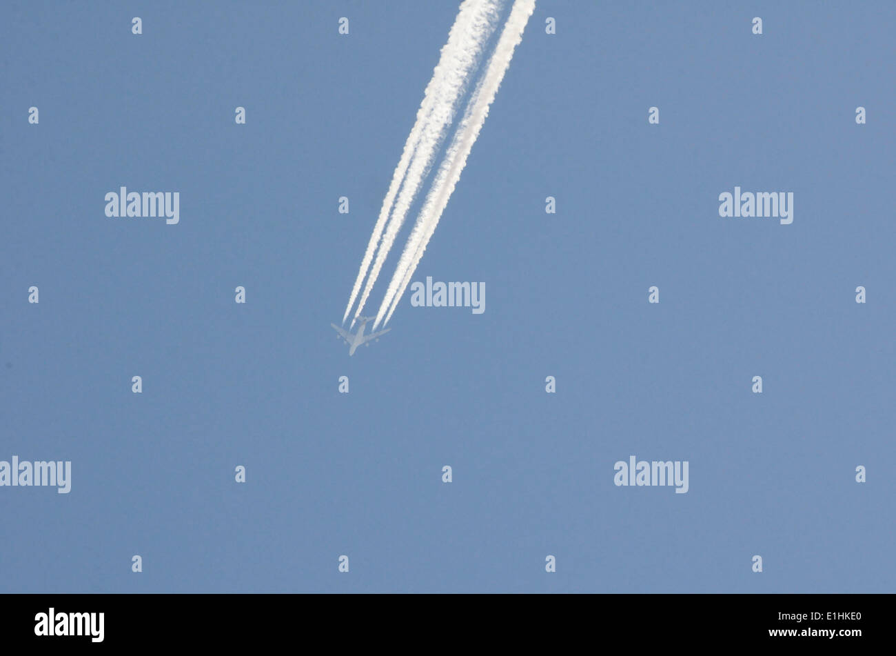 Kondensstreifen hinterließ ein vierstrahliges Verkehrsflugzeug Stockfoto