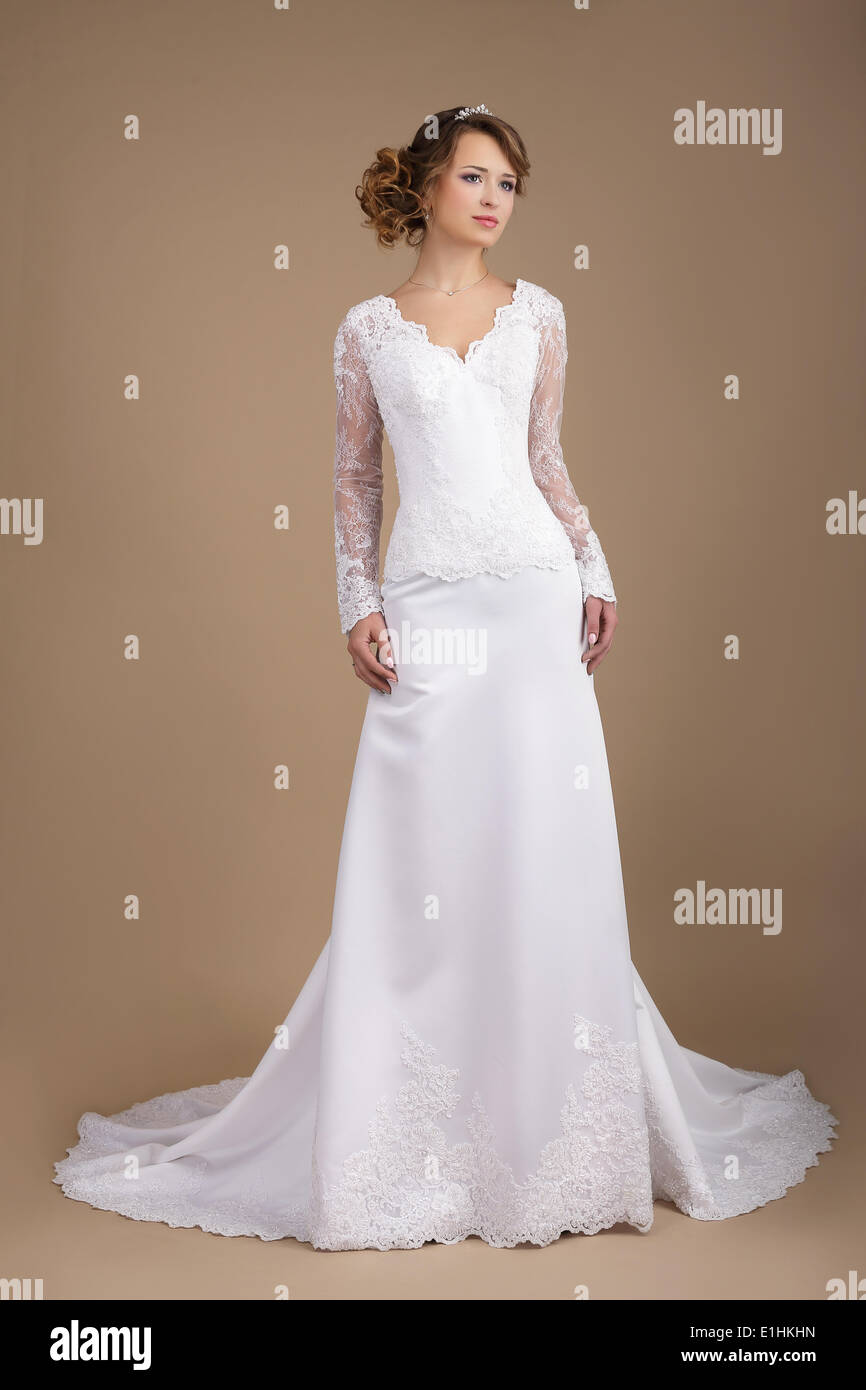 Anmutige Exquisite Auburn Braut im Hochzeitskleid Stockfoto