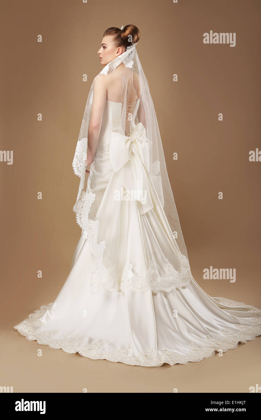 Anmutige Frau in leichten prächtigen Kleid und Schleier Stockfoto