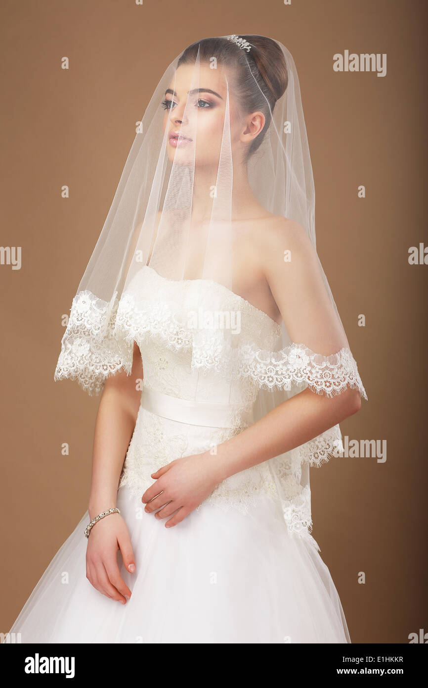 Sinnlichkeit. Frau mit transparenten Hochzeitsschleier Stockfoto